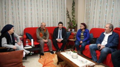 Osmangazi Belediye Başkanı Erkan Aydın, iftar sonrası Çırpan Mahallesi’nde ev