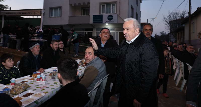 Nilüfer Belediye Başkanı Şadi Özdemir, Gökçe Mahallesi’nde düzenlenen iftar yemeğine