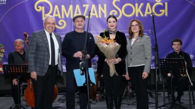 Nilüfer Belediyesi’nin düzenlediği Ramazan Sokağı’nda sahne alan İncesaz, dinleyenlere muhteşem