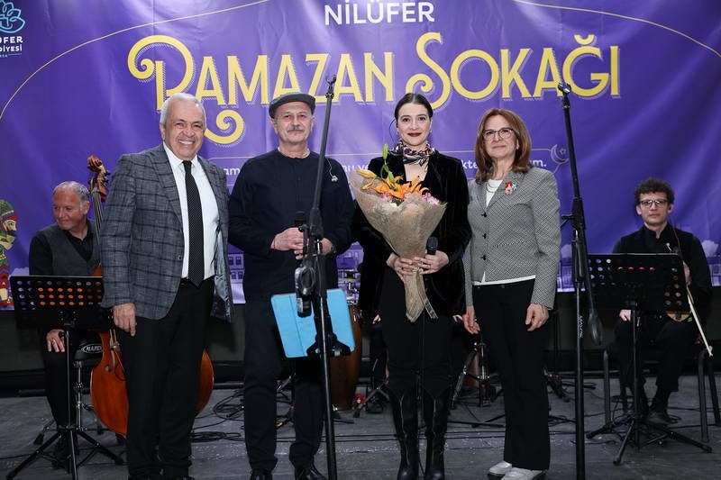 Nilüfer Belediyesi’nin düzenlediği Ramazan Sokağı’nda sahne alan İncesaz, dinleyenlere muhteşem