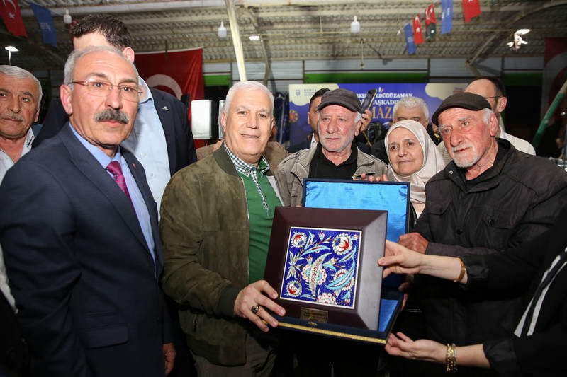 Bursa Büyükşehir Belediyesi tarafından İznik ilçesinde düzenlenen iftar programında konuşan