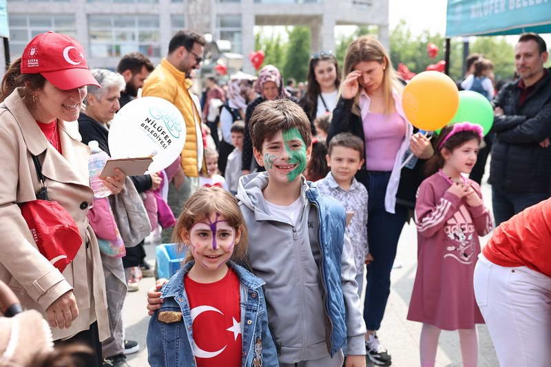 Nilüfer Belediyesi’nin düzenlediği şenlikte, 23 Nisan Ulusal Egemenlik ve Çocuk