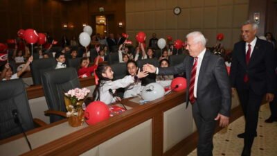 Bursa Kent Konseyi Çocuk Meclisi öncülüğünde 17 ilçeden gelen çocuklar,