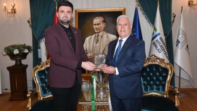 Bursa Büyükşehir Belediye Başkanı Mustafa Bozbey, şampiyonluk kupasıyla kendisini ziyaret