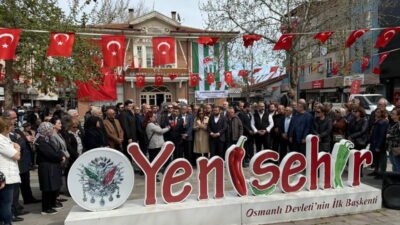 Yenişehir Belediyesi önünde toplanan İYİ Parti teşkilatı, Yenişehir Belediye Başkanı