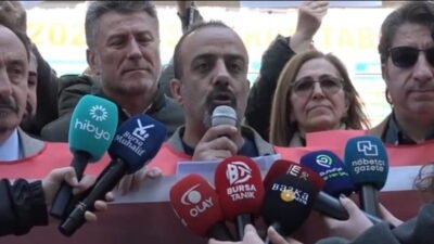 Bursa'da öğrenciler Bursa Kız Anadolu Lisesi önünde buluştu, öğretmenlerine destek