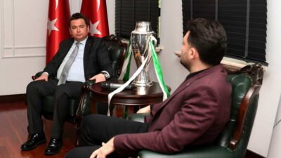 Bursaspor Başkanı Enes Çelik ve yönetim kurulu üyeleri şampiyonluk kupasıyla