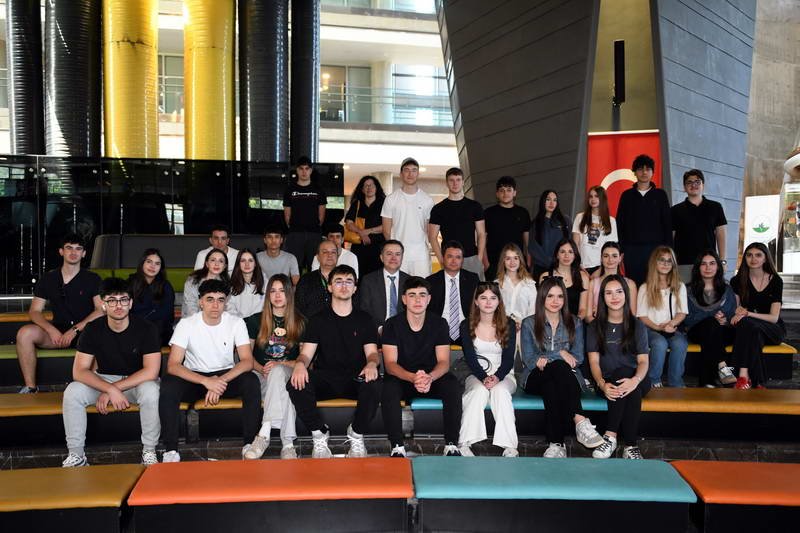 Osmangazi Belediye Başkanı Erkan Aydın, Harmancık Ortaokulu’nda robotik laboratuvar kuran