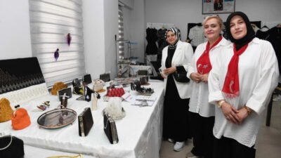 Osmangazi Meslek Edindirme Kursları (OSMEK)’in açtığı meslek edindirme kurslarına katılan