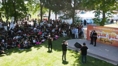 Mustafakemalpaşa Belediyesi tarafından düzenlenen Gençlik Festivali, yüzlerce gencin buluşma noktası
