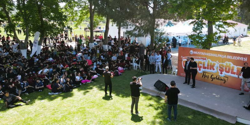 Mustafakemalpaşa Belediyesi tarafından düzenlenen Gençlik Festivali, yüzlerce gencin buluşma noktası