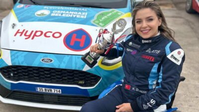 Osmangazi Belediyesi’ni ralli pistlerinde temsil eden bedensel engelli kadın ralli