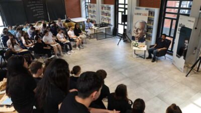 Nilüfer Belediyesi’nin “Yılın Yazarı” programları kapsamında öğrencilerle bir araya gelen