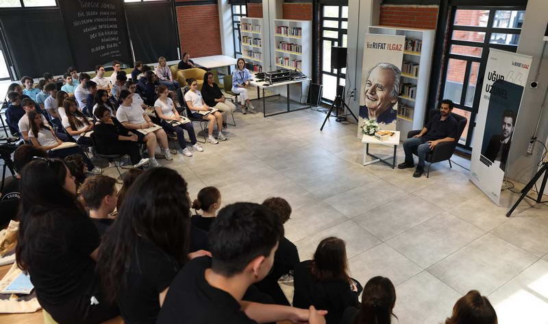 Nilüfer Belediyesi’nin “Yılın Yazarı” programları kapsamında öğrencilerle bir araya gelen