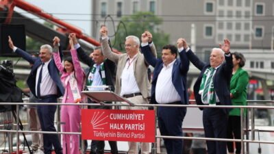 Bursa mitinginde Bursaspor'u kutlayan CHP Genel Başkanı Özgür Özel, "Türkiye'de