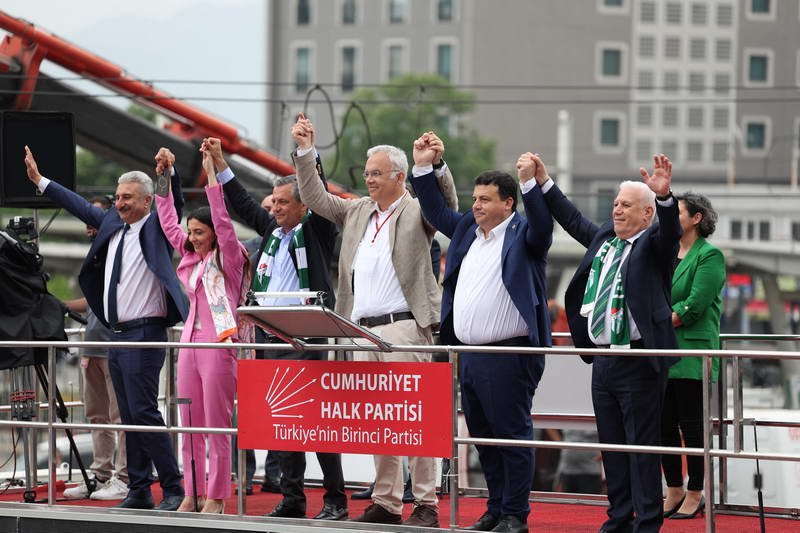 Bursa mitinginde Bursaspor'u kutlayan CHP Genel Başkanı Özgür Özel, "Türkiye'de