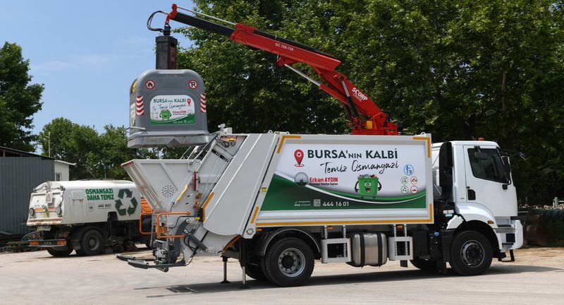 Osmangazi Belediyesi, koku, bakteri ve çöp suyu oluşumunun önüne geçerek