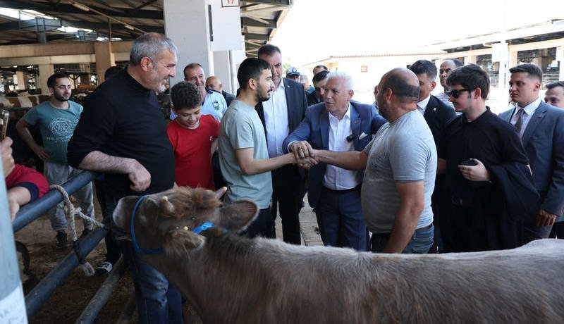 Başkan Bozbey’den Kurban Pazarı’na ziyaret Bursa Büyükşehir Belediye Başkanı Mustafa Bozbey, Osmangazi Belediyesi Kurban Pazarı’nı