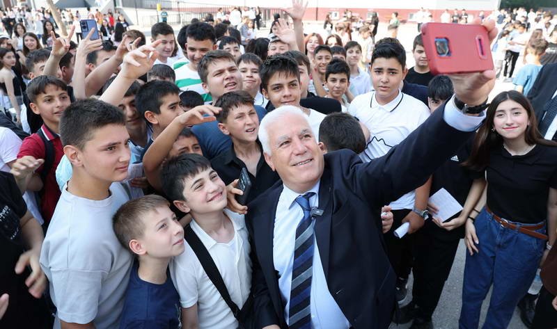 Bozbey, öğrencilerin karne sevincine ortak oldu Bursa’da 2024-2025 eğitim-öğretim yılı karnelerin dağıtılmasıyla sona erdi. İl genelinde