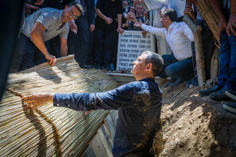 Manisa Büyükşehir Belediye Başkanı Ferdi Zeyrek için gerçekleşen cenaze töreni