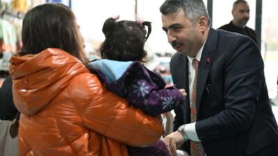 Yıldırım Belediyesi Ramazan Bayramı öncesi 10 bin çocuğa bayramlık ederken