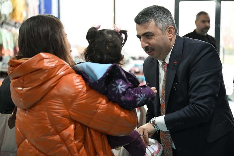 Yıldırım Belediyesi Ramazan Bayramı öncesi 10 bin çocuğa bayramlık ederken