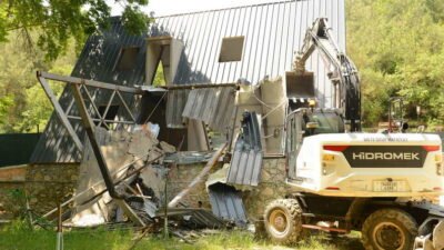 Nilüfer Belediyesi, Hasanağa Mahallesi’nde kaçak olarak inşa edilen iki villayı