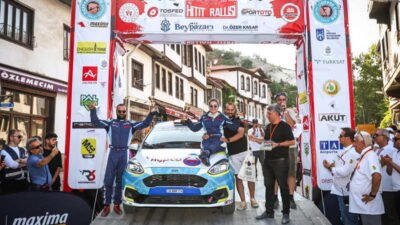 Osmangazi Belediyesi’ni ralli pistlerinde temsil eden bedensel engelli kadın ralli