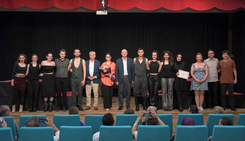 Osmangazi Belediyesi Tiyatro Okulu 2024-2025 sezonu öğrencileri, Orhan Kemal’in çarpıcı