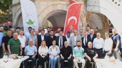 Osmangazi Belediye Başkanı Erkan Aydın, Kozahan esnafıyla kahvaltı programında bir