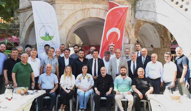 Osmangazi Belediye Başkanı Erkan Aydın, Kozahan esnafıyla kahvaltı programında bir