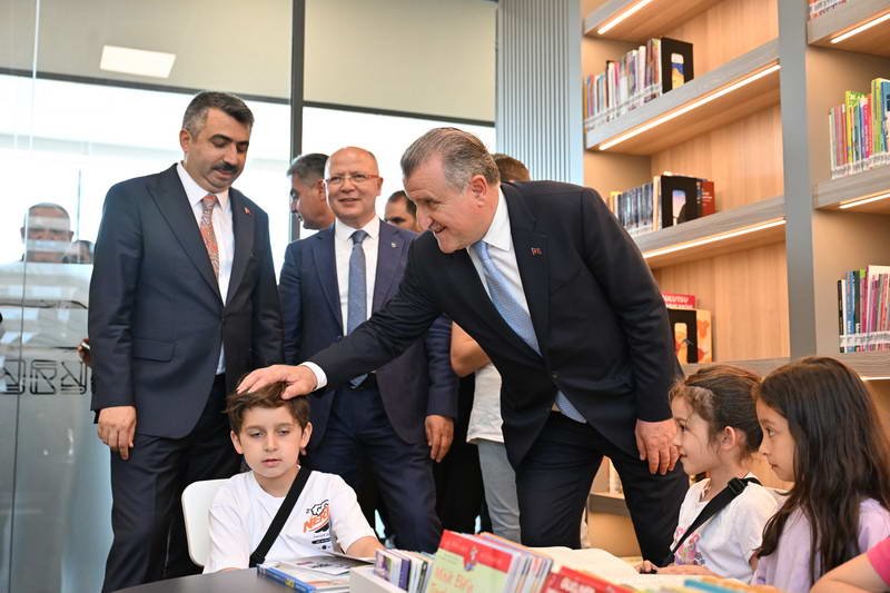 Yıldırım Belediyesi, kütüphanesi, spor merkezi, yüzme havuzu ve kafesiyle 7’den