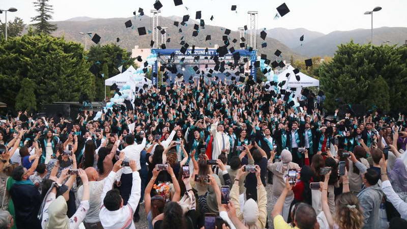 Bursa Teknik Üniversitesi (BTÜ) 2024-2025 Akademik Yılı Mezuniyet Töreni, coşkulu