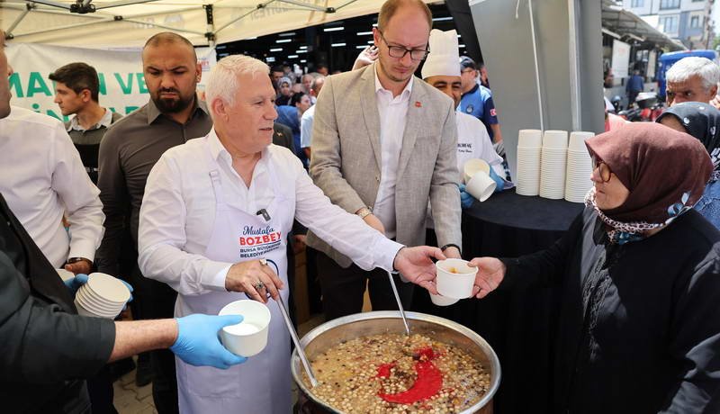 Bursa Büyükşehir Belediye Başkanı Mustafa Bozbey, Karacabey’de ürünlerin yine tarlada