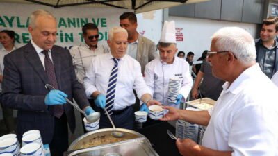 ‘Başkan Bozbey Burada’ projesi kapsamında ziyaret ettiği Mustafakemalpaşa ilçesinde vatandaşlardan