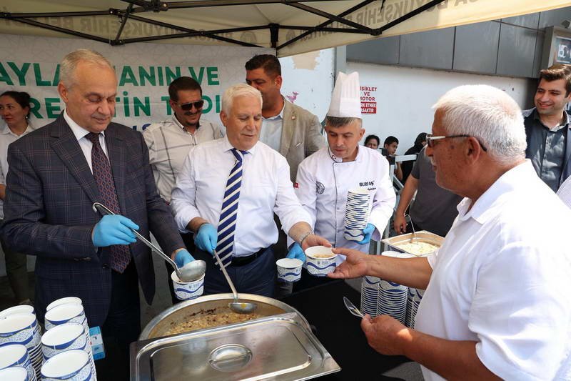 ‘Başkan Bozbey Burada’ projesi kapsamında ziyaret ettiği Mustafakemalpaşa ilçesinde vatandaşlardan