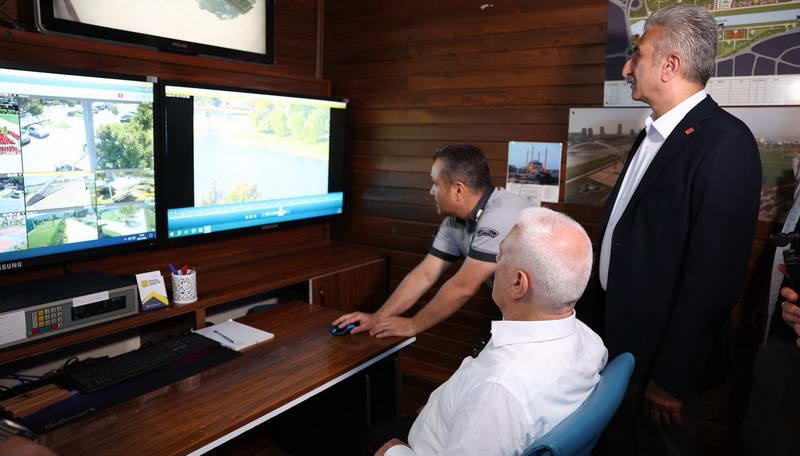 Bursa Büyükşehir Belediye Başkanı Mustafa Bozbey, Hüdavendigar Kent Parkı’nda Nilüfer