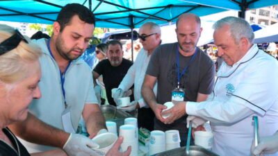 Nilüfer Belediye Başkanı Şadi Özdemir, Ataevler Mahallesi’ndeki aşure dağıtımına katıldı.