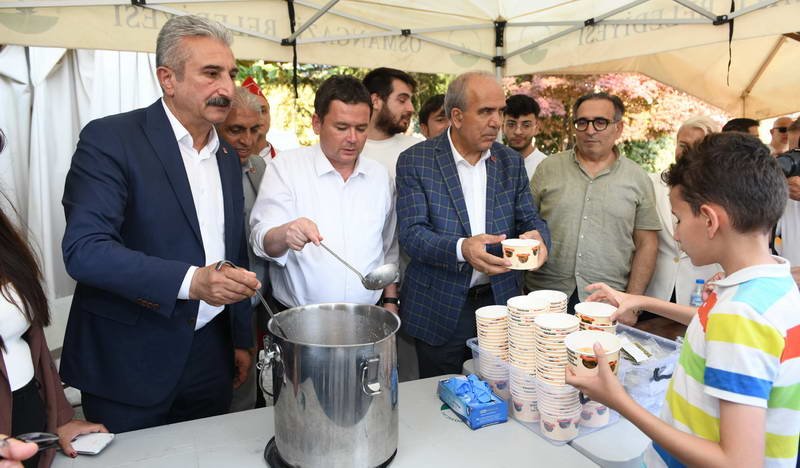 Osmangazi Belediyesi, Muharrem ayı dolayısıyla düzenlediği aşure ikramıyla binlerce vatandaşı