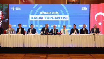 Bursa Büyükşehir Belediye Başkanı Mustafa Bozbey, beraberindeki CHP'li ilçe belediye