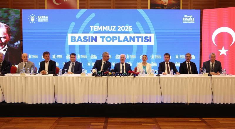 Bursa Büyükşehir Belediye Başkanı Mustafa Bozbey, beraberindeki CHP'li ilçe belediye