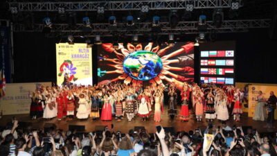 Bu yıl 37'ncisi düzenlenen Uluslararası Altın Karagöz Halk Dansları Yarışması,