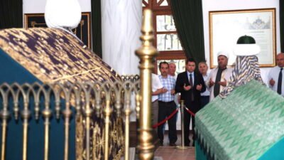 Osmangazi Belediye Başkanı Erkan Aydın, Muharrem ayı vesilesiyle kazanların başına