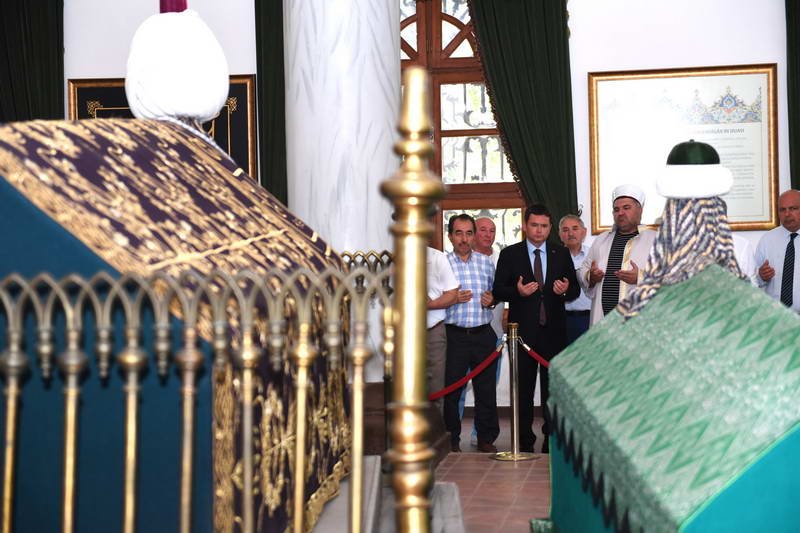 Osmangazi Belediye Başkanı Erkan Aydın, Muharrem ayı vesilesiyle kazanların başına