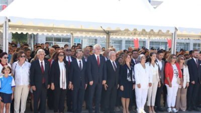 Nilüfer Belediyesi 30 Ağustos Zafer Bayramı’nı Cumhuriyet Meydanı’ndaki törenle kutladı. 