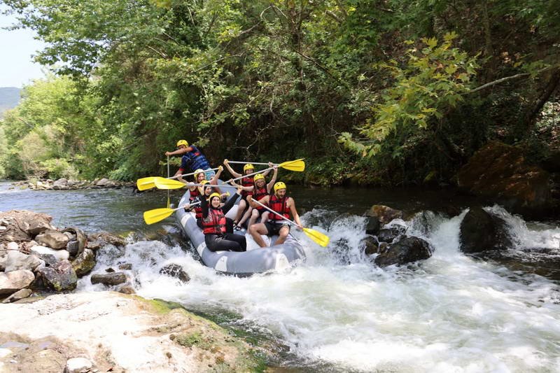 Bursa Büyükşehir Belediyesi tarafından Orhaneli Kocasu Çayı’nda düzenlenen rafting turuna