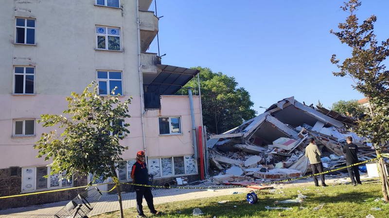 Balıkesir’de depremin yaralarını birlikte sardık Balıkesir'in Sındırgı ilçesinde 6.1 büyüklüğünde deprem meydana gelirken, Bursa Büyükşehir