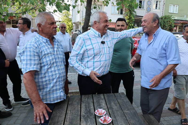 Nilüfer Belediye Başkanı Şadi Özdemir, Akçalar Mahallesi’nde esnafları ziyaret edip,