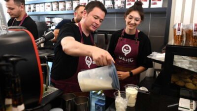 Bursa’da gençlerin yeni buluşma noktası haline gelen “Genç Kafe”, uygun