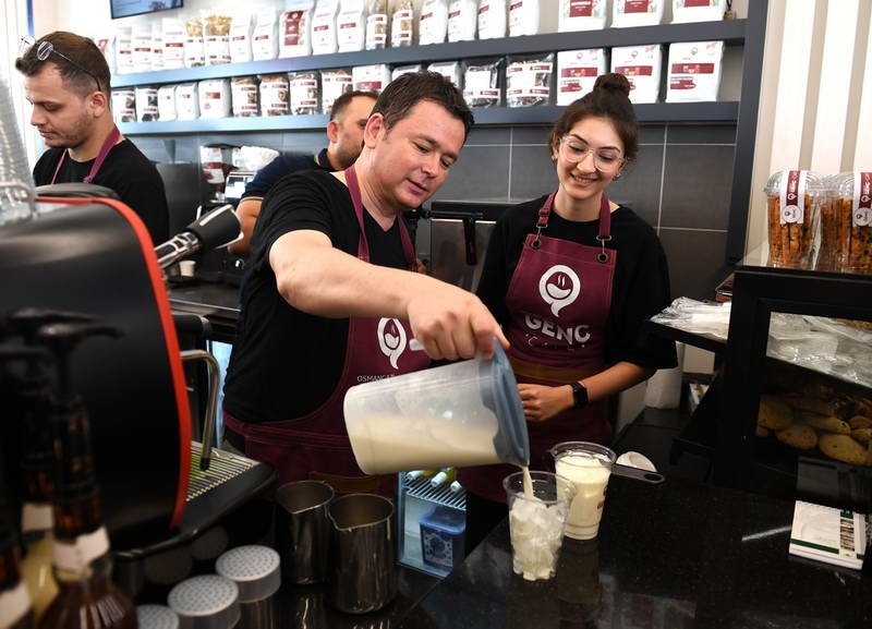 Bursa’da gençlerin yeni buluşma noktası haline gelen “Genç Kafe”, uygun